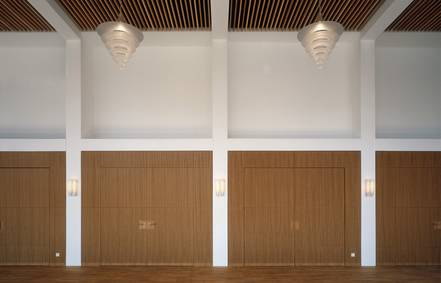 Haus der Evangelischen Kirche Wiesbaden Saaltüren akkustisch wirksame Wand- und Deckenpaneele
