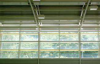 Turnhalle Albert-Jaspert-Schule Frankfurt Sonnenschutz innen geöffnet