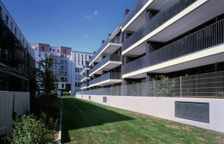 Wohnungsbau Oskar Osthafen Frankfurt Westfassade Balkone
