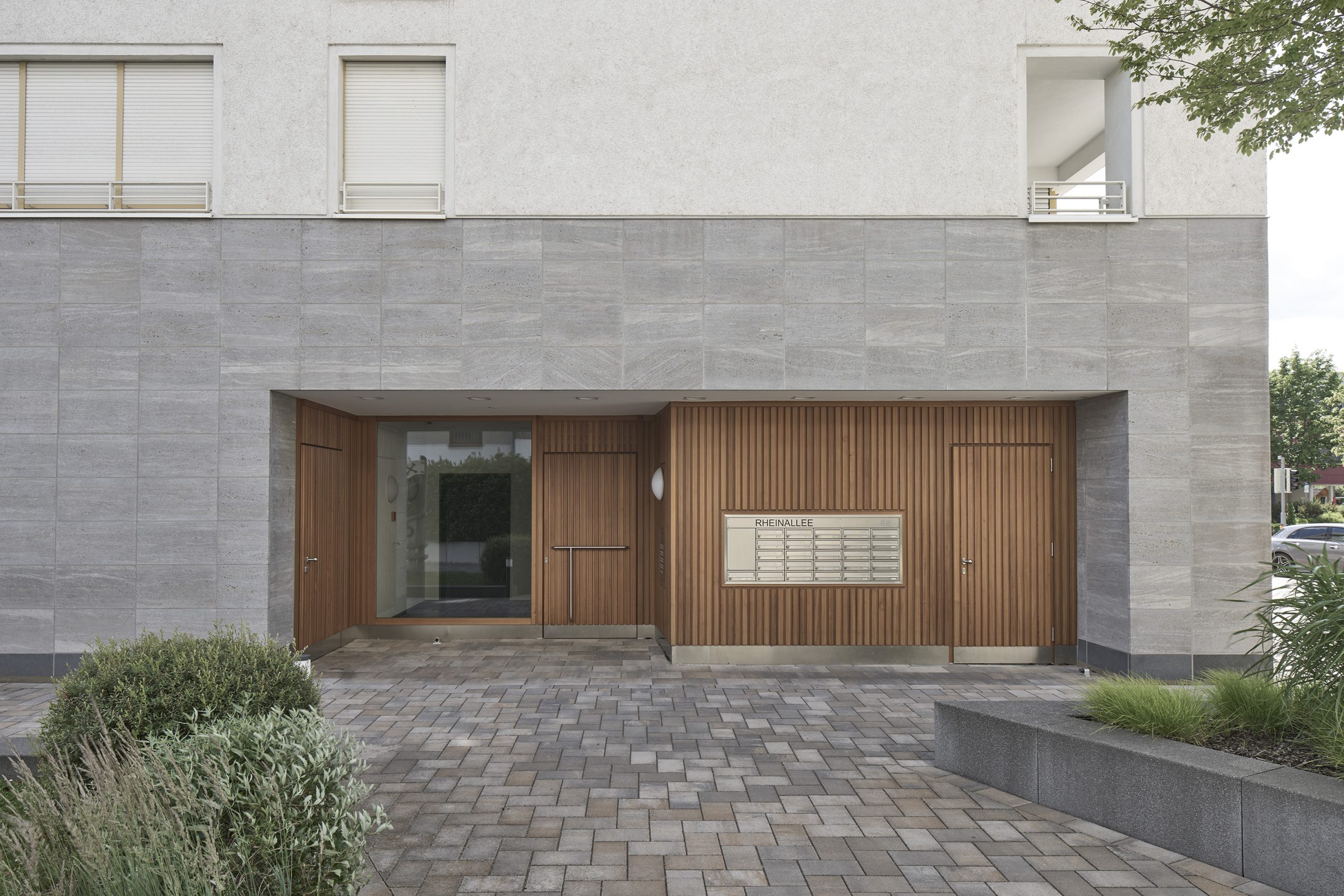 Wohnungsbau Kennedyallee Frankfurt – Eingang und Fassade