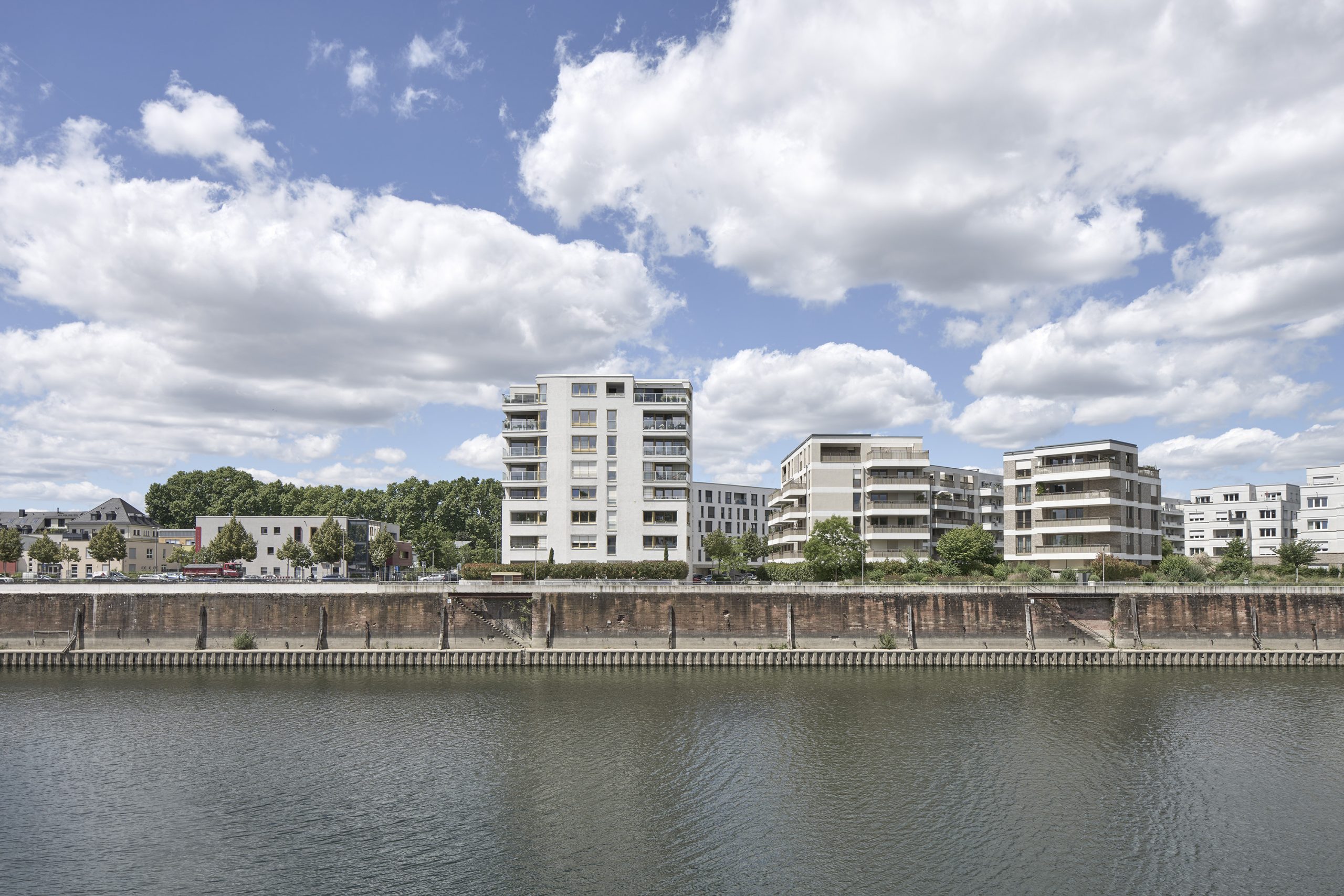 Wohnungsbau Kennedyallee Frankfurt – Straßenansicht